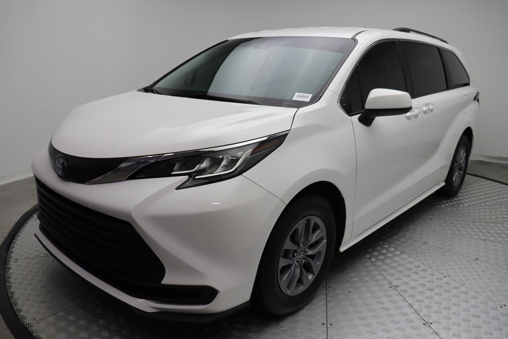 2022 Toyota Sienna LE 2