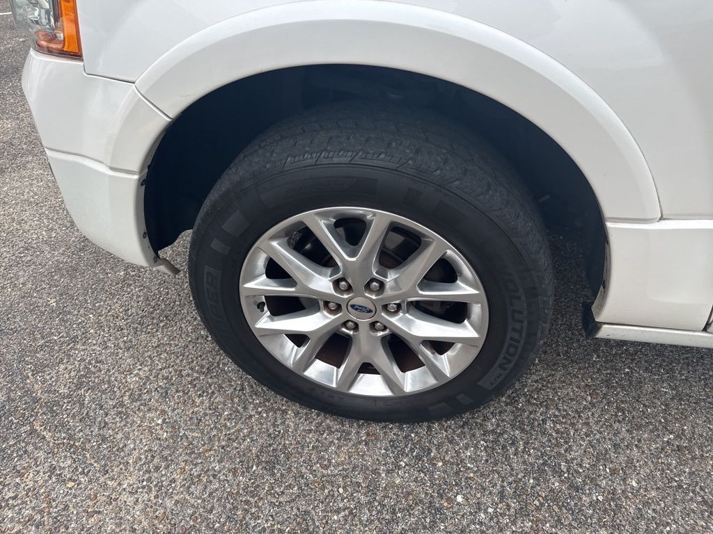 2017 White Platinum Metallic Tri-Coat Ford Expedition EL Limited RWD SUV