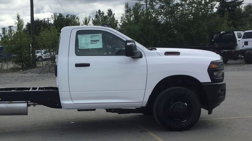 2025 RAM 3500 Chassis Tradesman - Photo 9