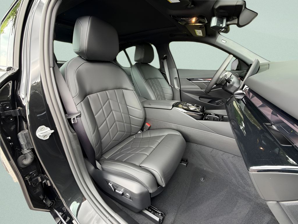 New 2027 Black BMW 550e xDrive image 23