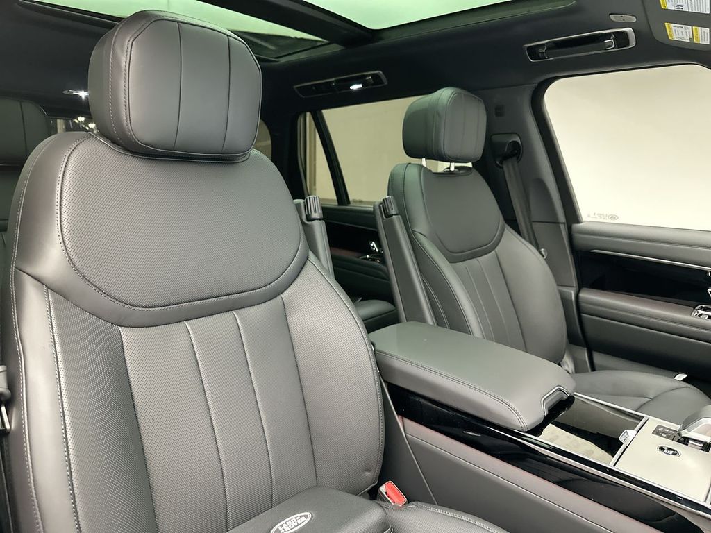 2025 Land Rover Range Rover SE 5