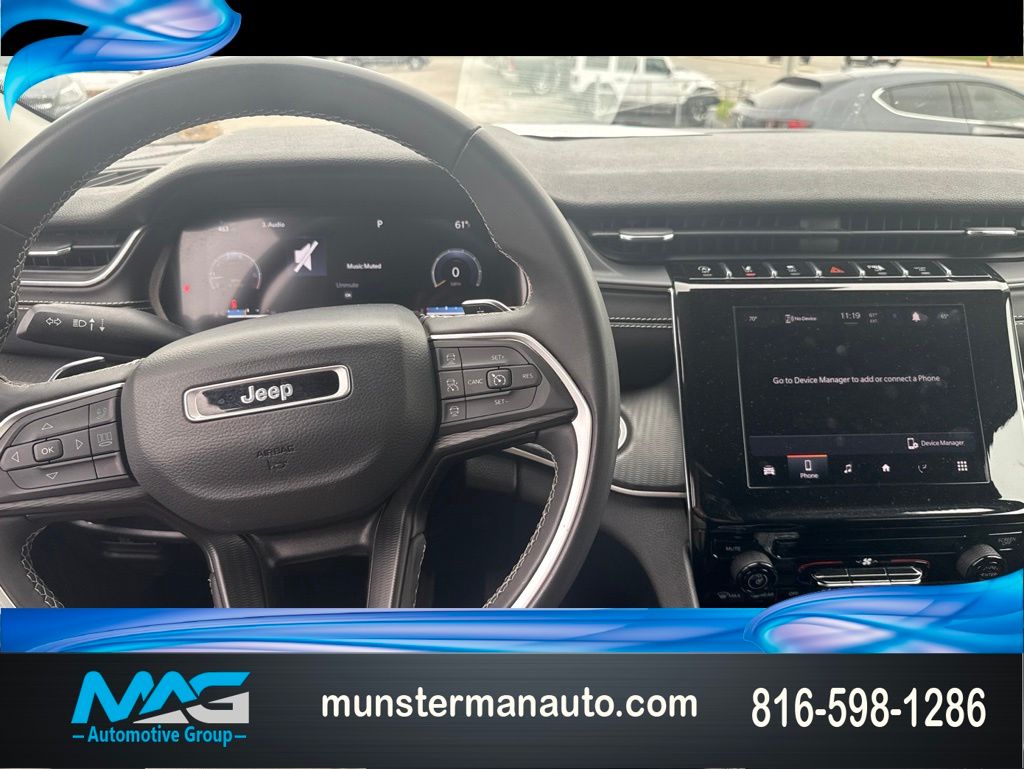 Bright White Clearcoat 2024 Jeep Grand Cherokee Laredo 4WD SUV / Crossover Four-Wheel Drive 8-Speed Automatic