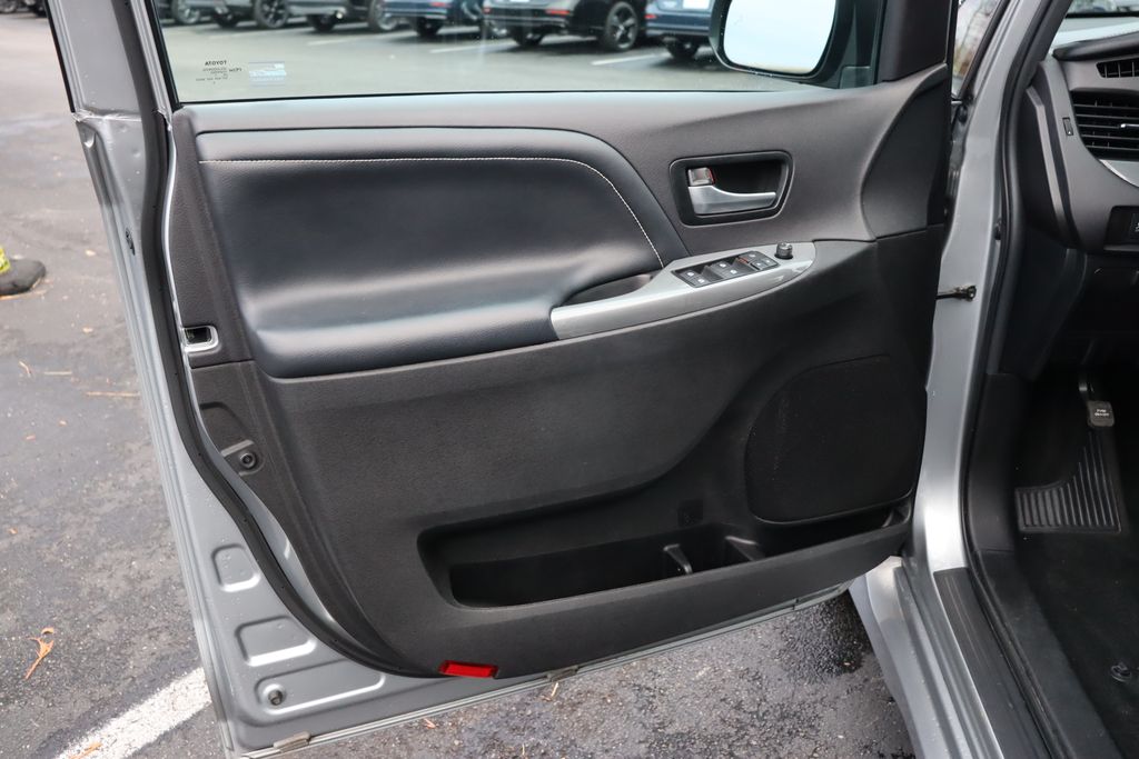 2017 Toyota Sienna SE 28