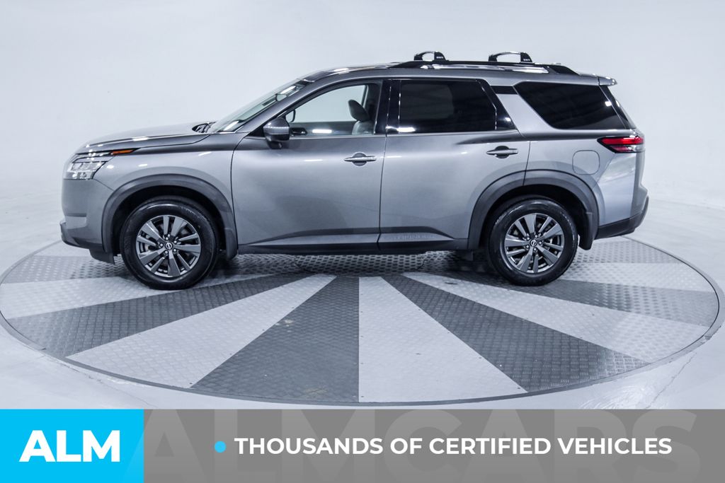 View vehicle photo 4