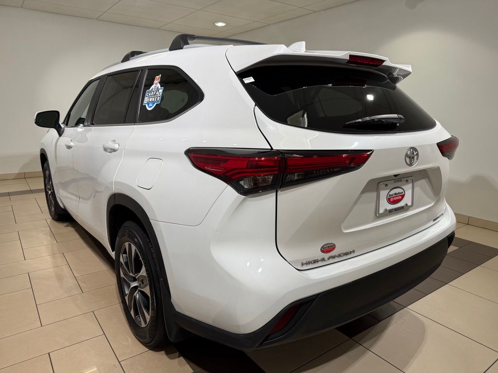 Thumbnail: 2023 Toyota Highlander - 3