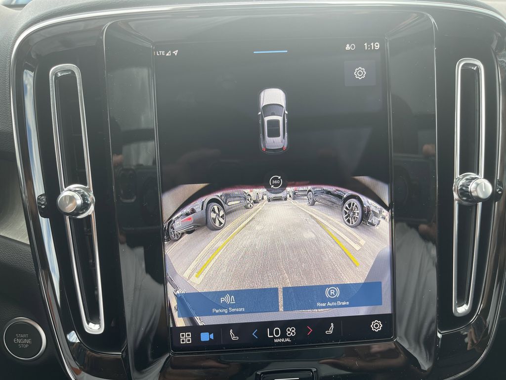 2025 Volvo XC40 B5 Plus Bright Theme photo