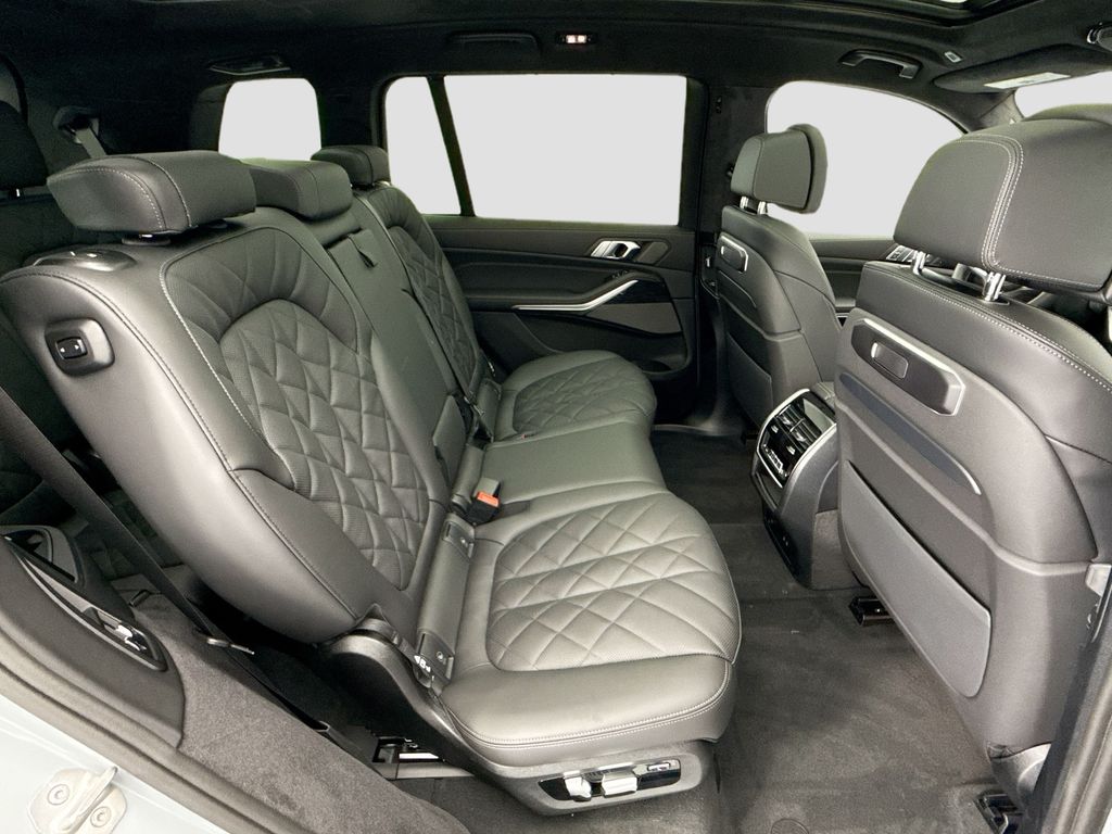 Thumbnail: 2027 BMW X7 - 21