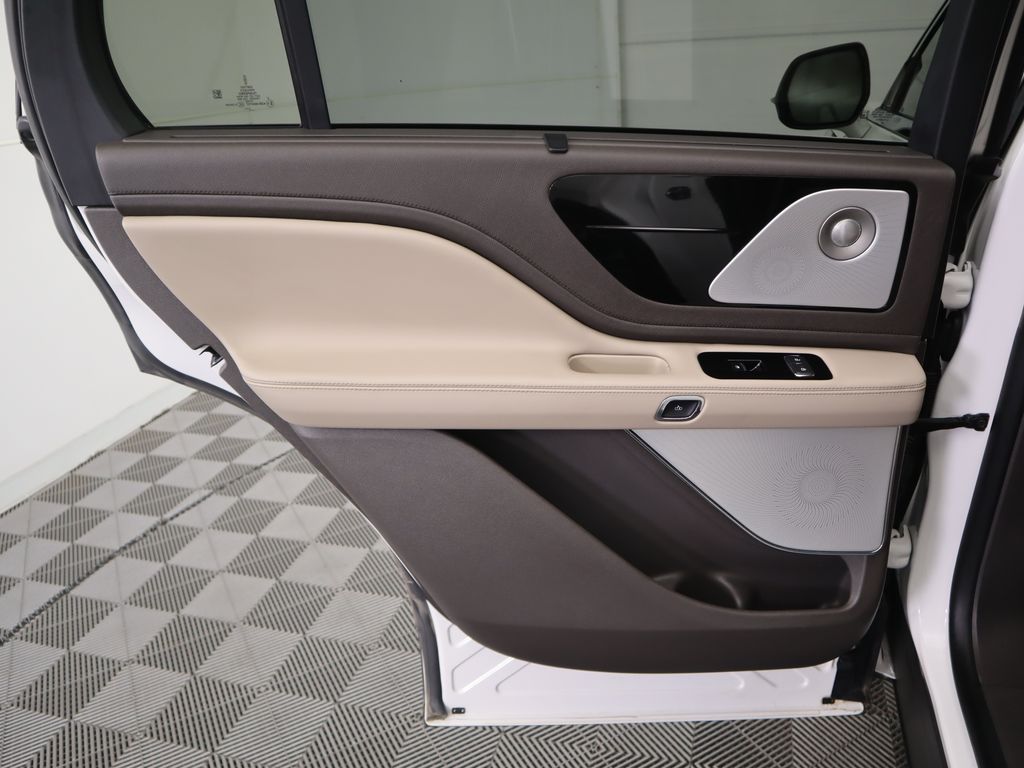 Thumbnail: 2023 Lincoln Aviator - 28