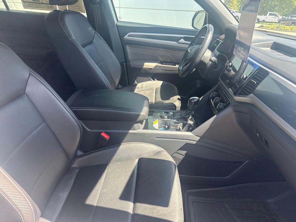 2023 Volkswagen Atlas Cross Sport 2.0T SEL R-Line Black