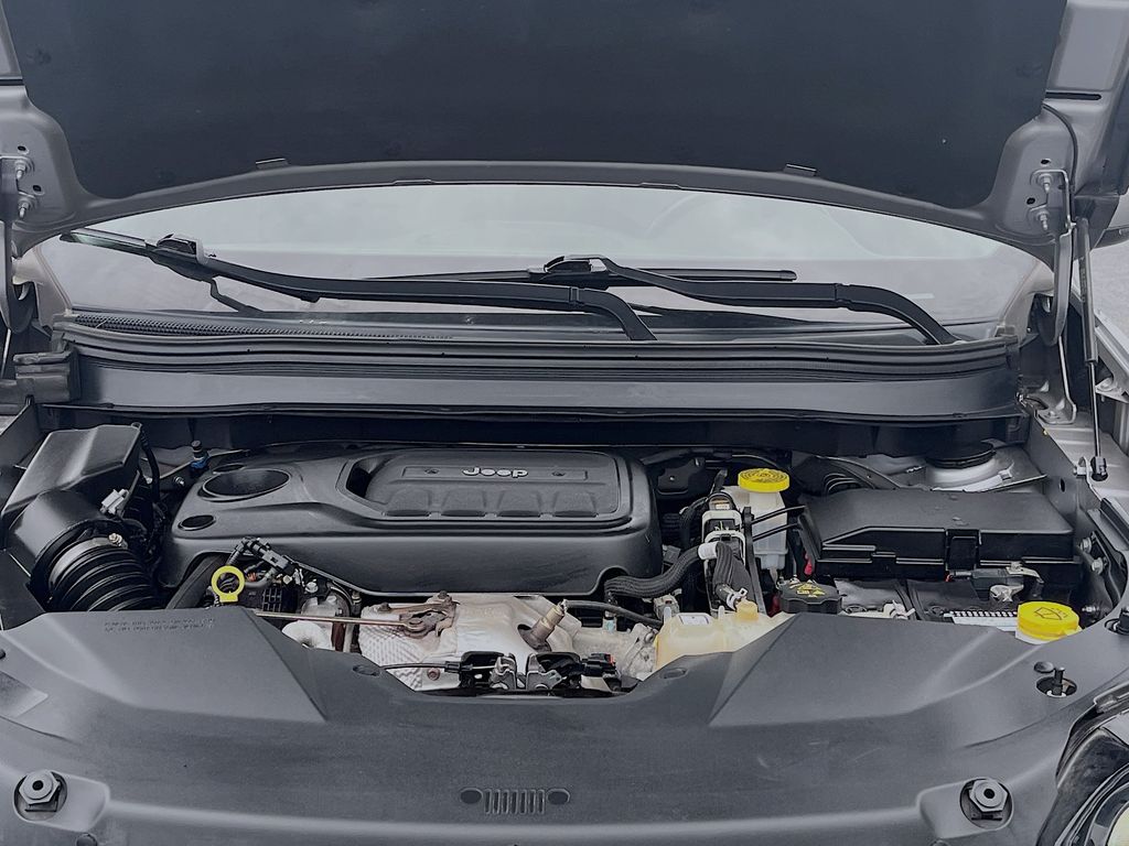 Used 2019 Silver Jeep Latitude Plus image 28