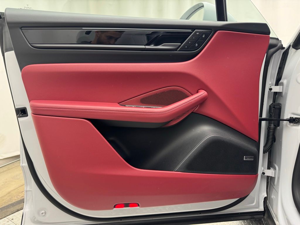 Thumbnail: 2025 Porsche Macan - 23