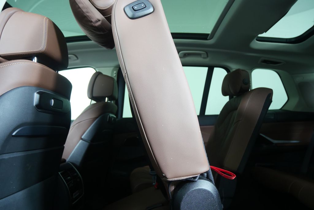 Thumbnail: 2025 BMW X7 - 14