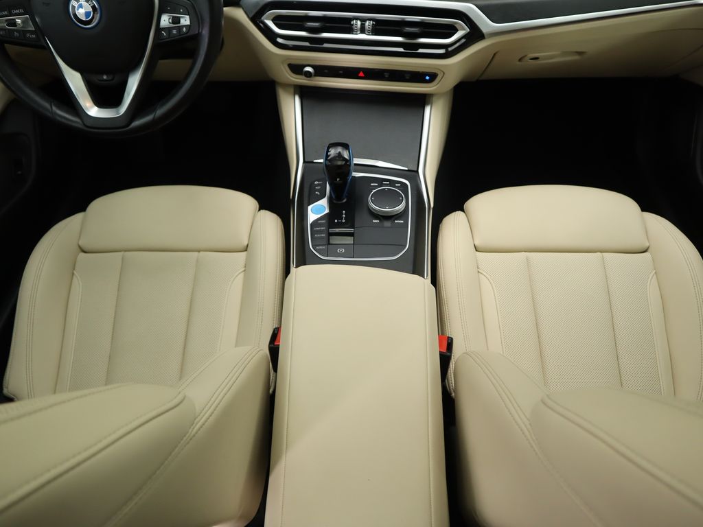 Thumbnail: 2023 BMW i4 - 17