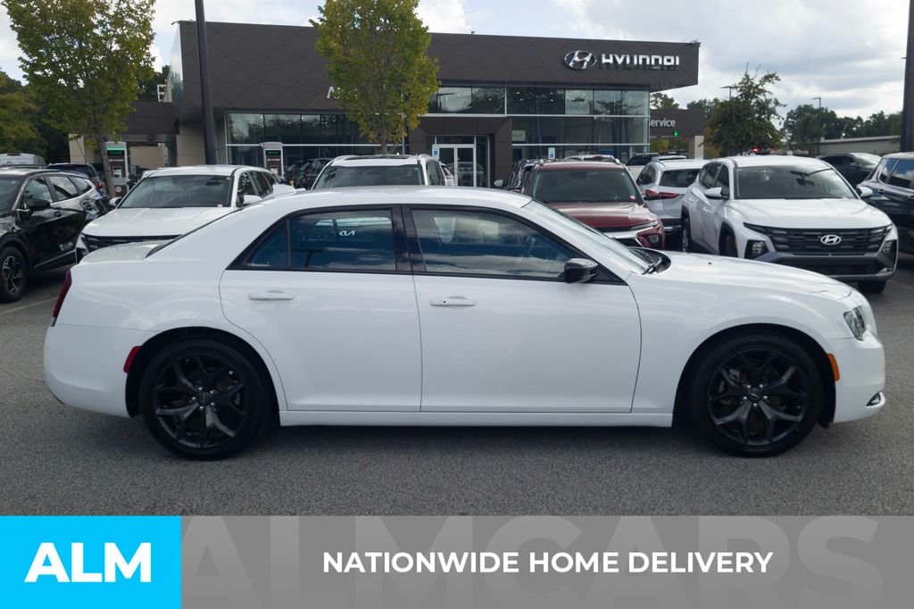 2022 Chrysler 300 Touring photo 4