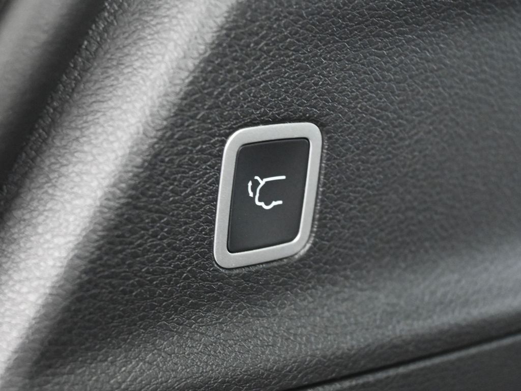 New 2026 Bright White Clearcoat Chrysler Select image 31