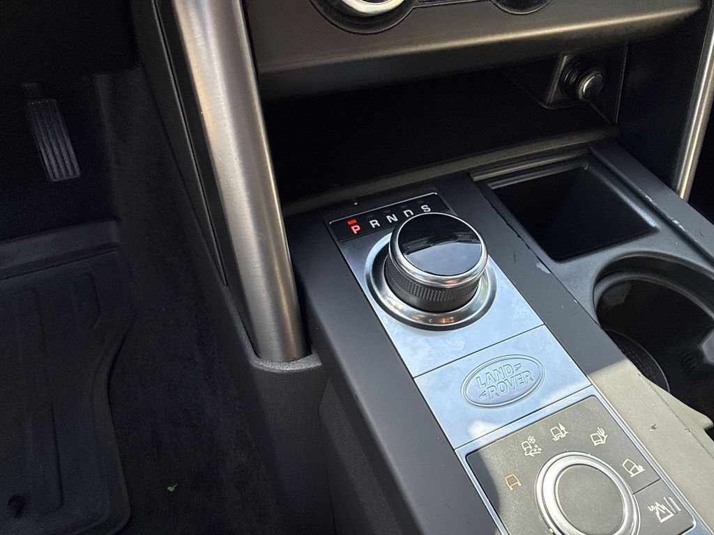 Thumbnail: 2020 Land Rover Discovery - 21