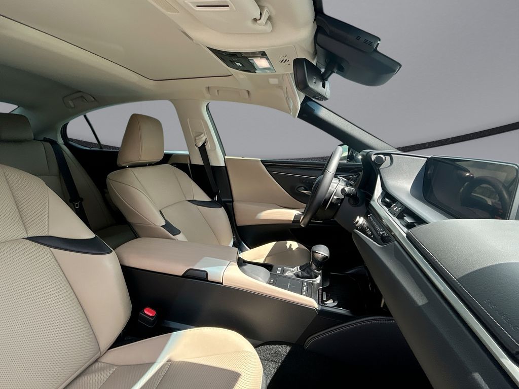Thumbnail: 2021 Lexus ES - 16