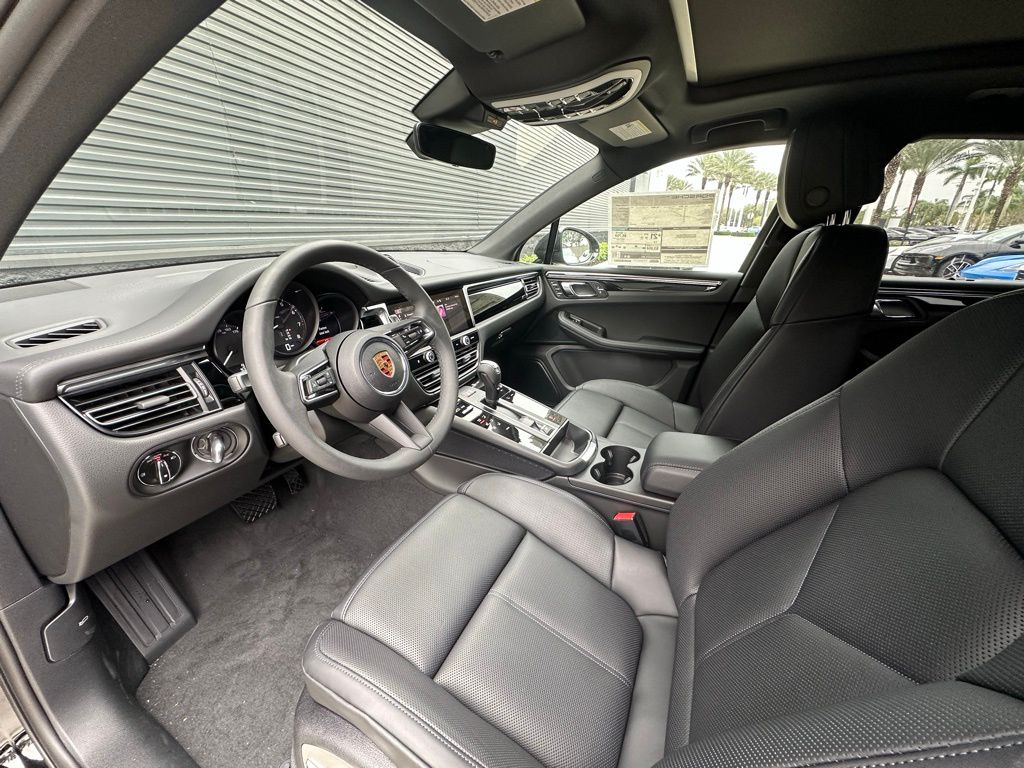 2025 Porsche Macan  4