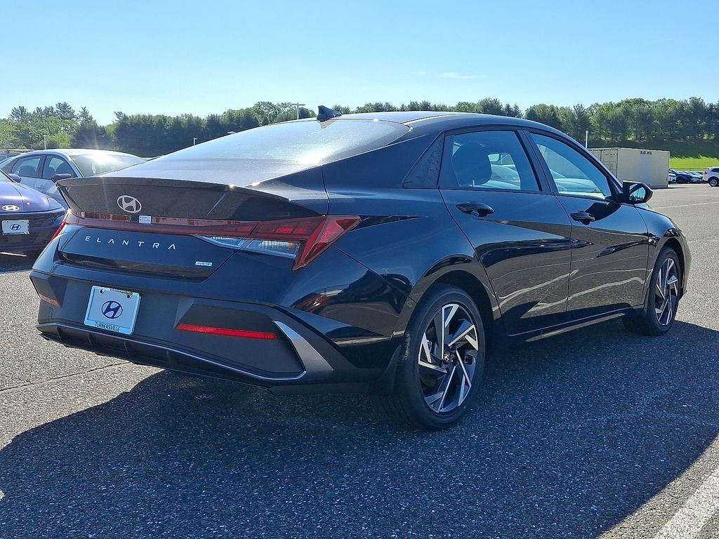 Thumbnail: 2025 Hyundai Elantra - 4