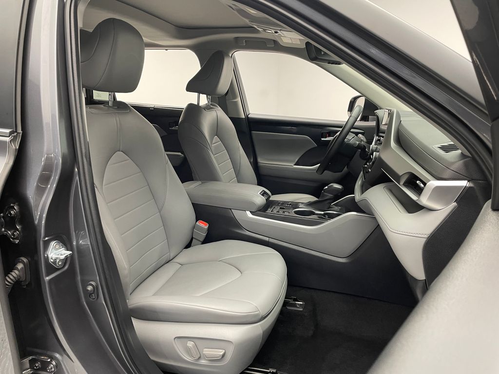 2023 Toyota Highlander XLE 18