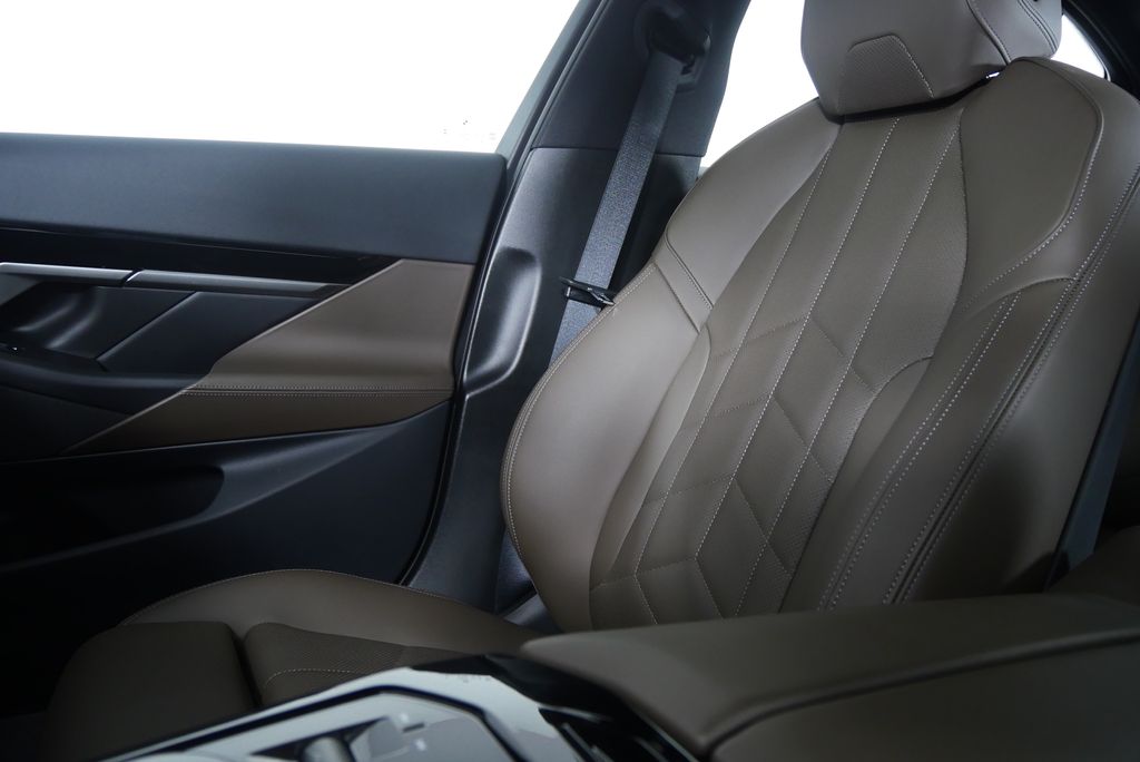 Thumbnail: 2025 BMW 5 Series - 24