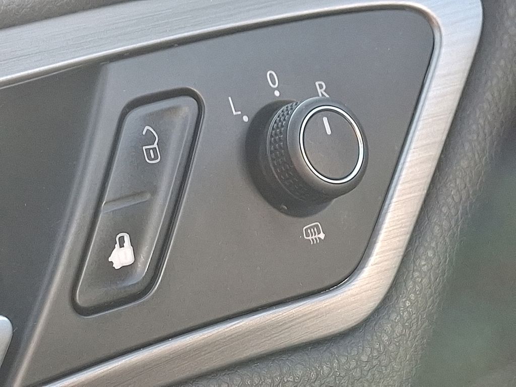 Thumbnail: 2015 Volkswagen Golf - 23