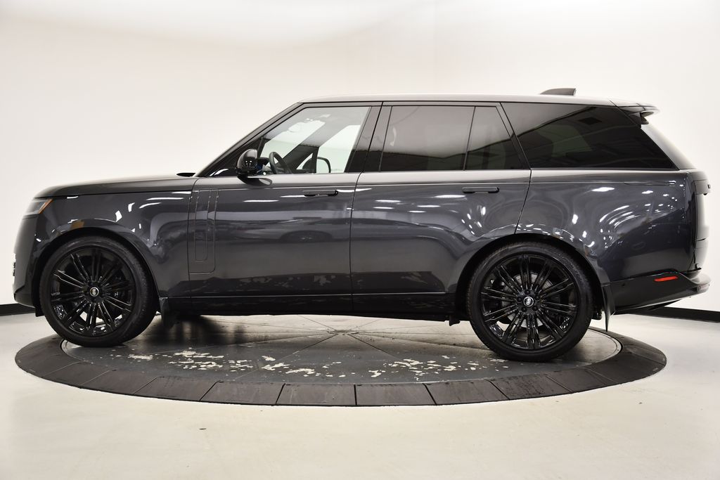 2023 Land Rover Range Rover SE 2