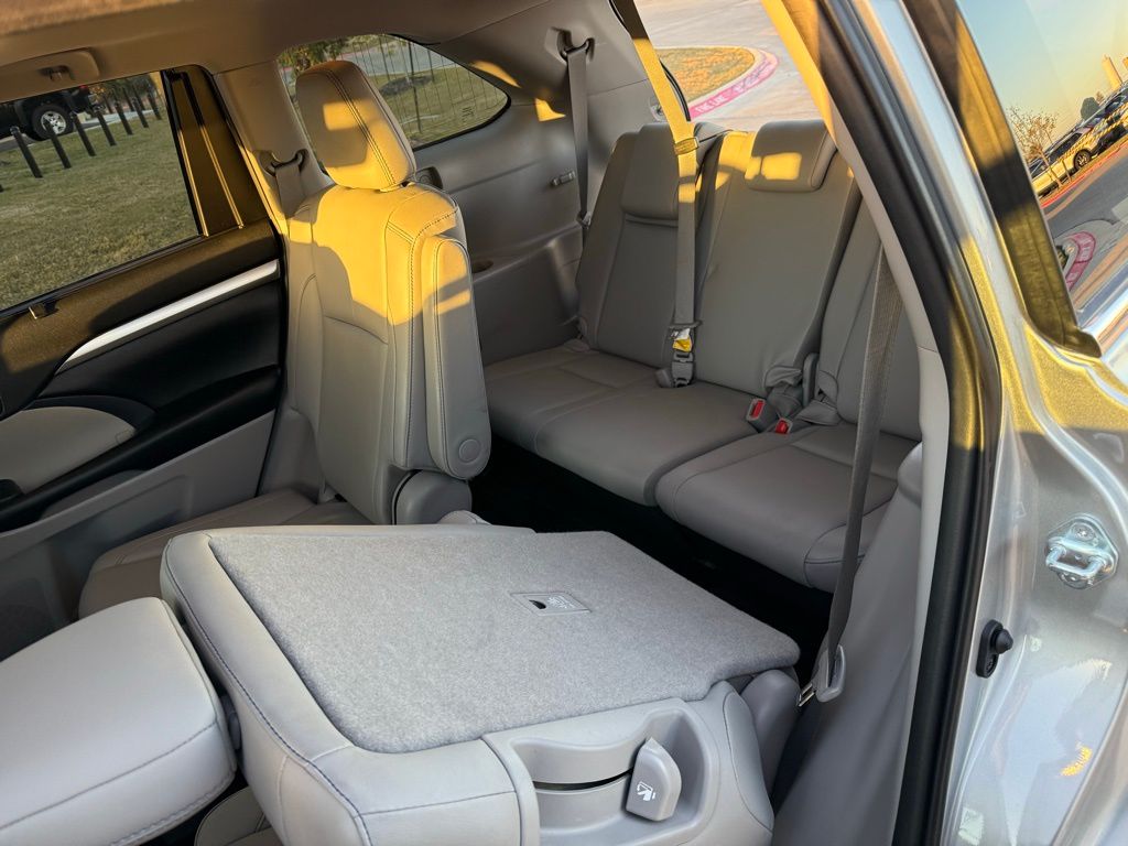 Thumbnail: 2019 Toyota Highlander - 24