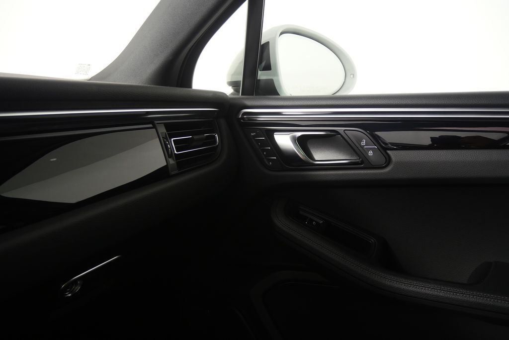 Thumbnail: 2020 Porsche Macan - 31