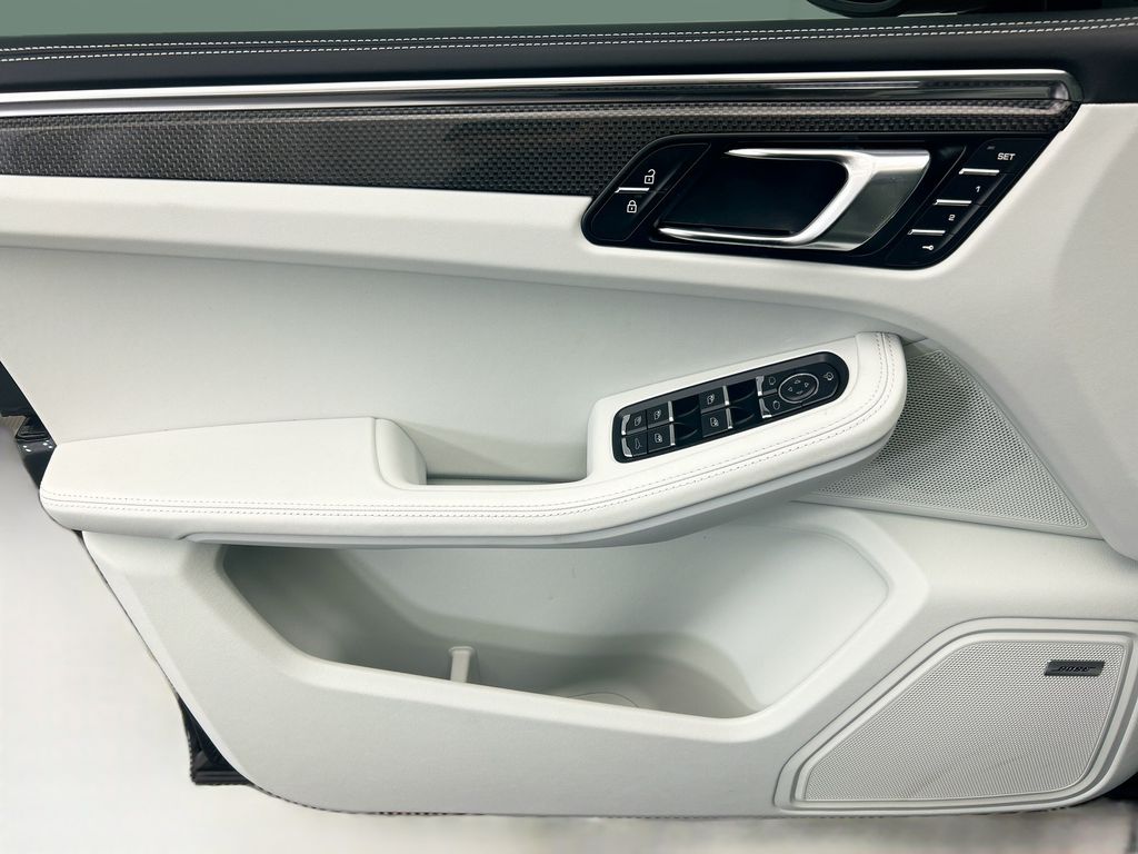 Thumbnail: 2026 Porsche Macan - 25