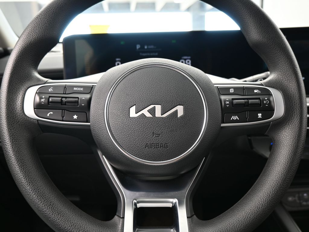 New 2025 Snow White Pearl Kia LXS image 23