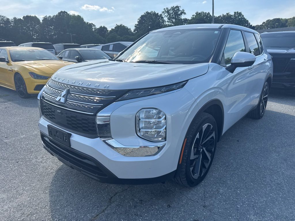 2022 Mitsubishi Outlander ES 2WD's photo