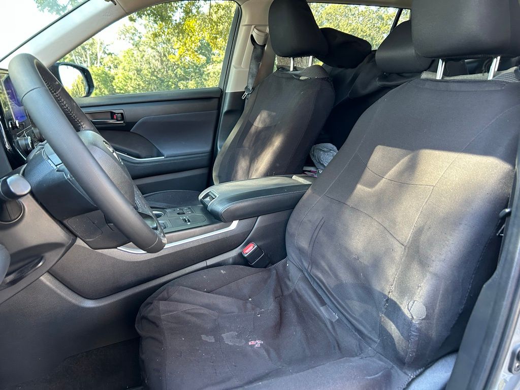 Thumbnail: 2023 Toyota Highlander - 14