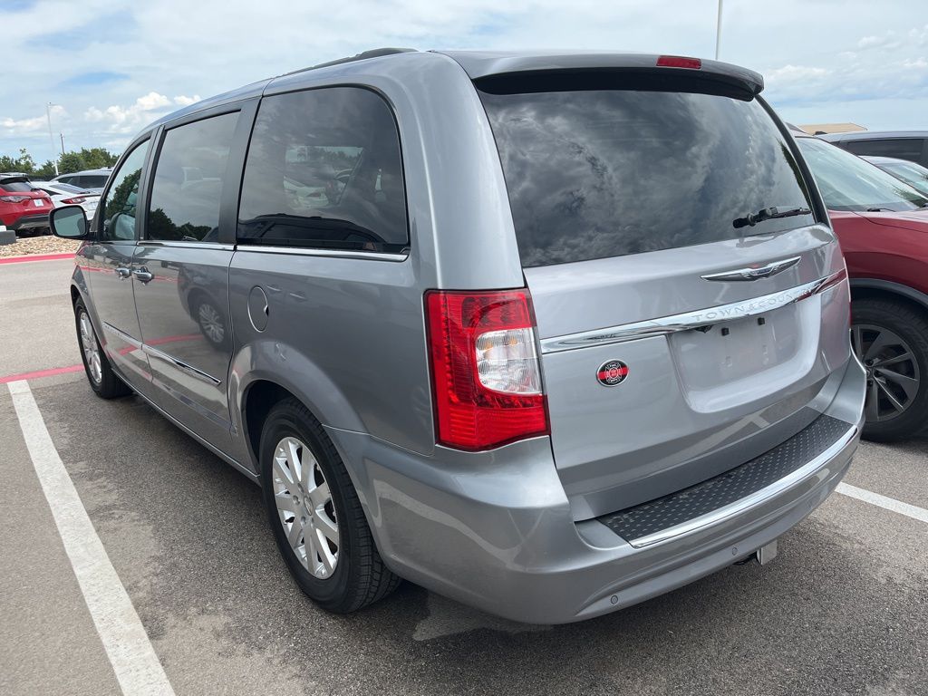 Thumbnail: 2013 Chrysler Town & Country - 4