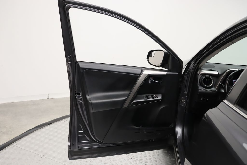 Thumbnail: 2016 Toyota RAV4 - 16