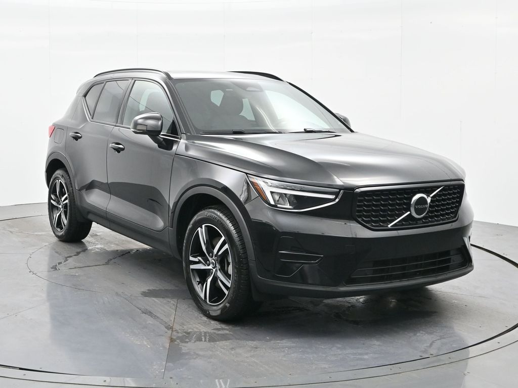 2024 Volvo XC40 B5 Core