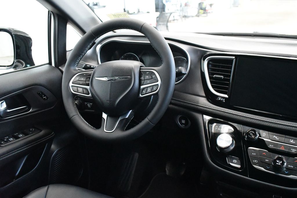 Used 2026 White Chrysler Select image 29