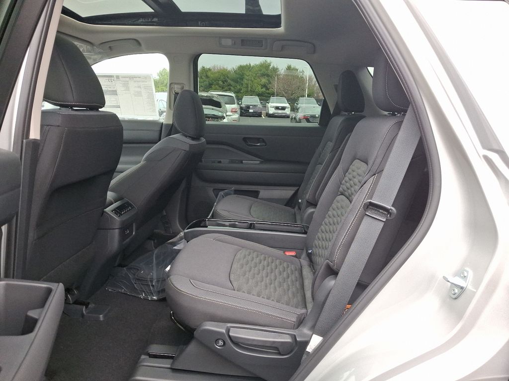 2025 Nissan Pathfinder SV 5