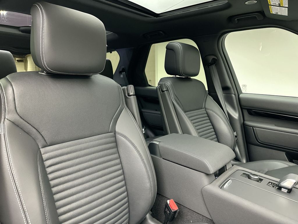 Thumbnail: 2025 Land Rover Discovery - 4