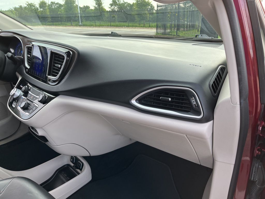 Thumbnail: 2017 Chrysler Pacifica - 28