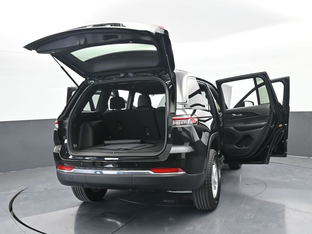 Used 2025 Diamond Black Crystal Pearlcoat Jeep Laredo image 75