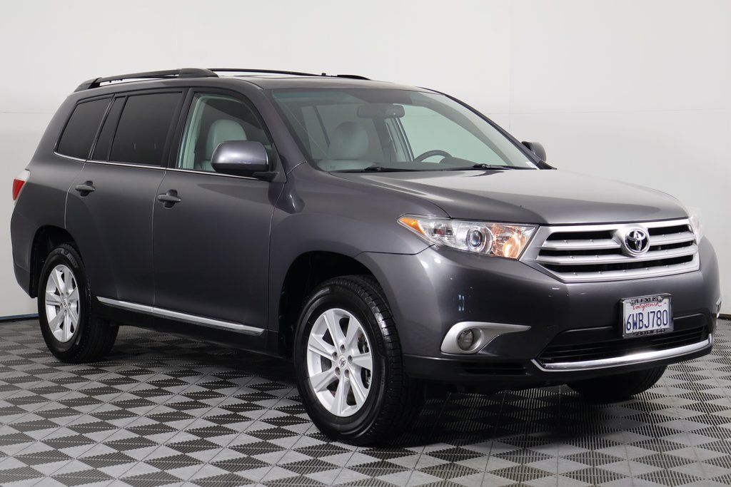Thumbnail: 2012 Toyota Highlander - 3