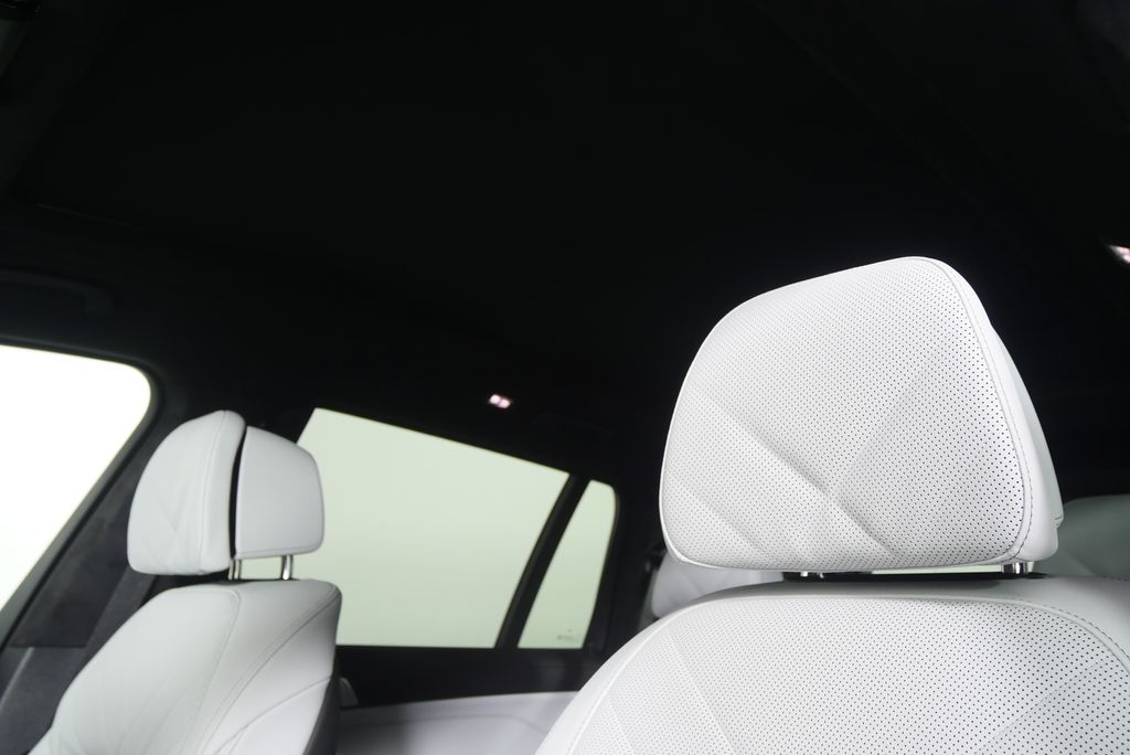 Thumbnail: 2027 BMW X7 - 11