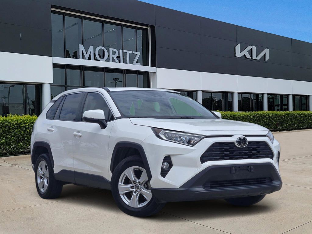  2019 Toyota RAV4 XLE FWD   