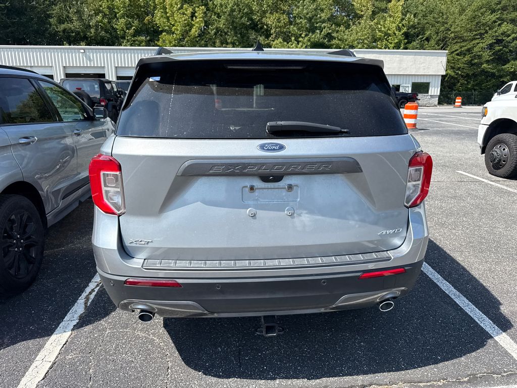 2024 Silver Metallic Ford Explorer XLT 4X4 SUV