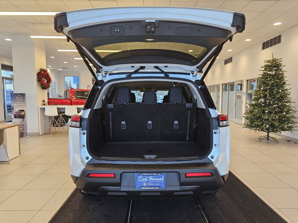 2025 Nissan Pathfinder SV