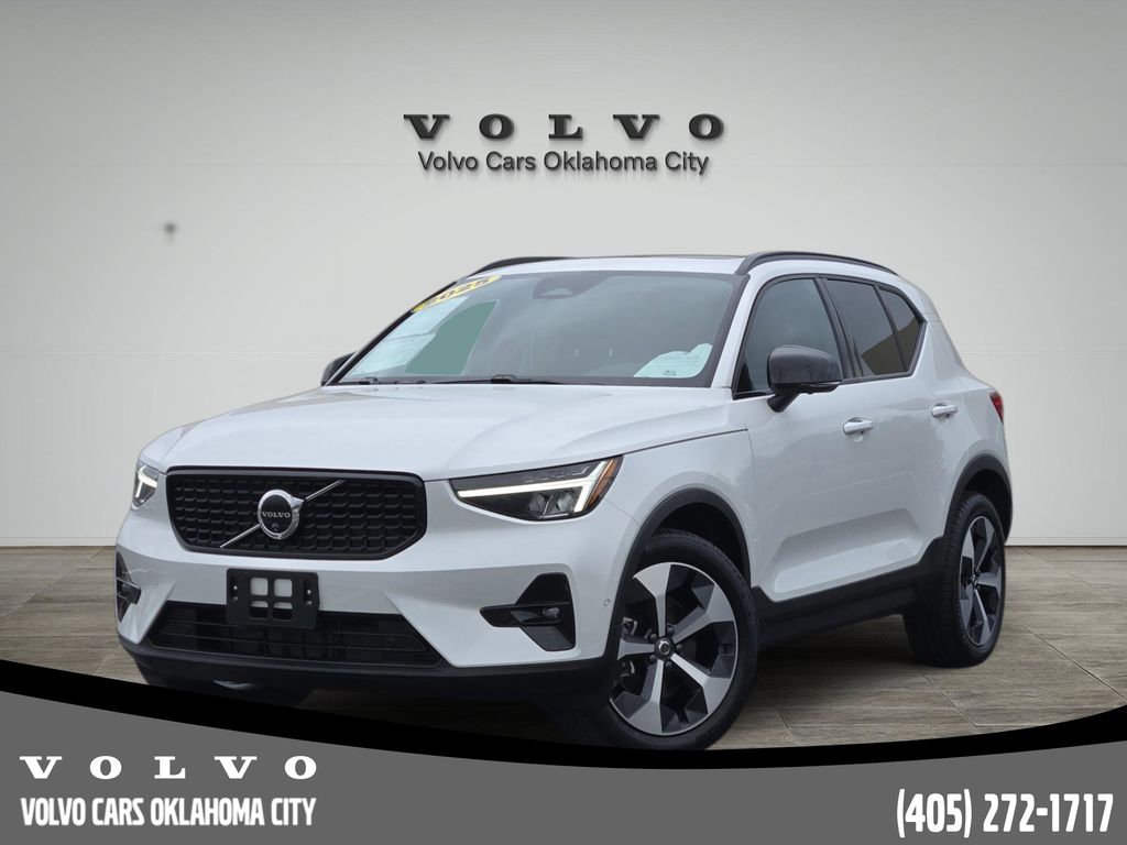 2025 Volvo XC40 B5 Plus Dark Theme