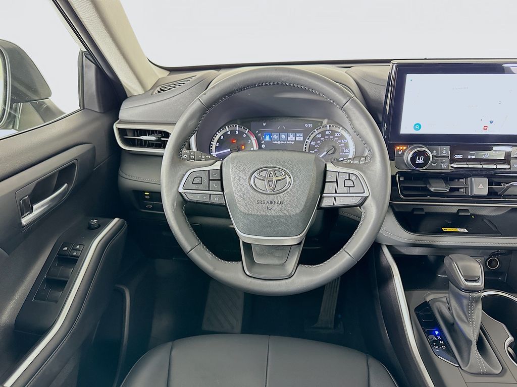 2024 Toyota Highlander XLE 24