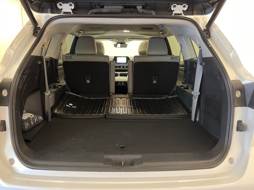 Thumbnail: 2023 Toyota Highlander - 26