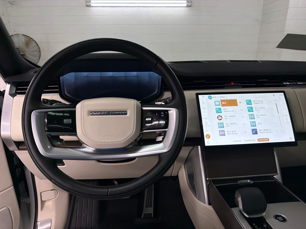 Used 2025  Land Rover SE image 7